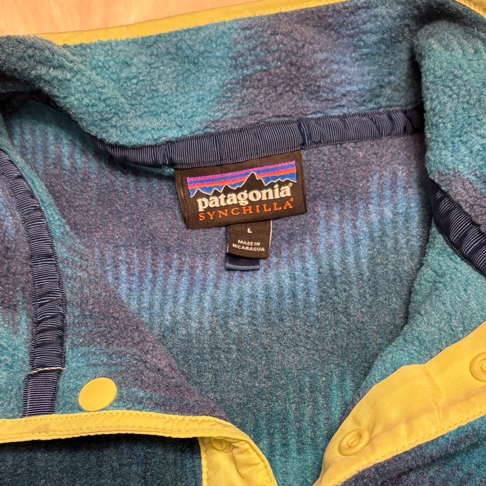 Patagonia Women’s Teal and Navy Sweater - Picture 2 of 3